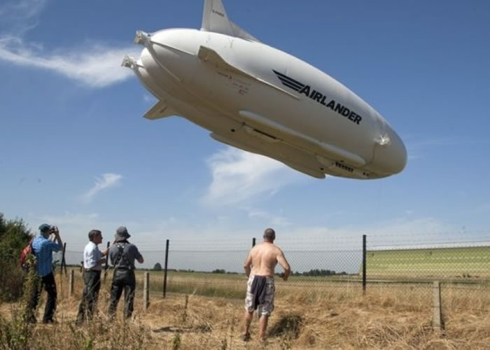 不少人观看Airlander10试飞。