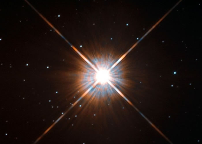 图为欧洲南方天文台拍得的比邻星。