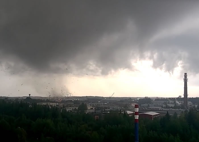 俄罗斯的瑟克特夫卡尔受到龙卷风吹袭。