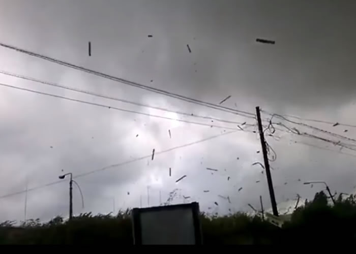 当地多座房屋被毁,亦有汽车遭到损害。