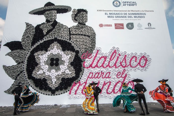 有当地民众在画前跳起舞来。