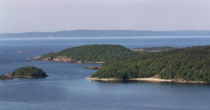 苏必略湖下有出轨的蒸汽火车残骸。