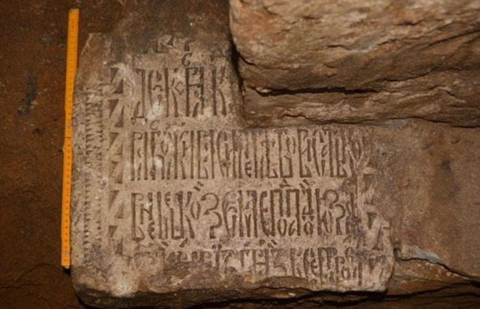 考古学家发现了墓碑。