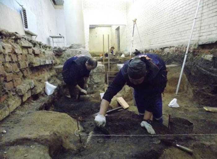 考古学家正在挖掘。