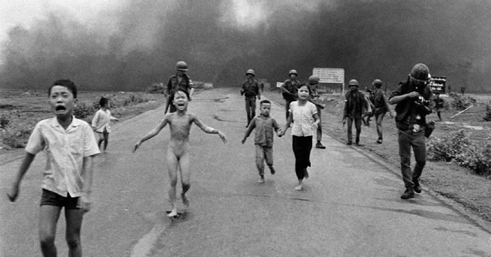 脸书删越战“燃烧弹女孩”裸逃照 挪威媒体:过度审查