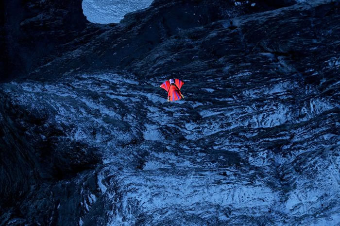 波特(Dean Potter)于2009年在瑞士艾格峰(Eiger)创下飞鼠装定点跳伞的世界纪录:垂直距离超过2.7公里、平面距离超过5.4公里。他在2015年