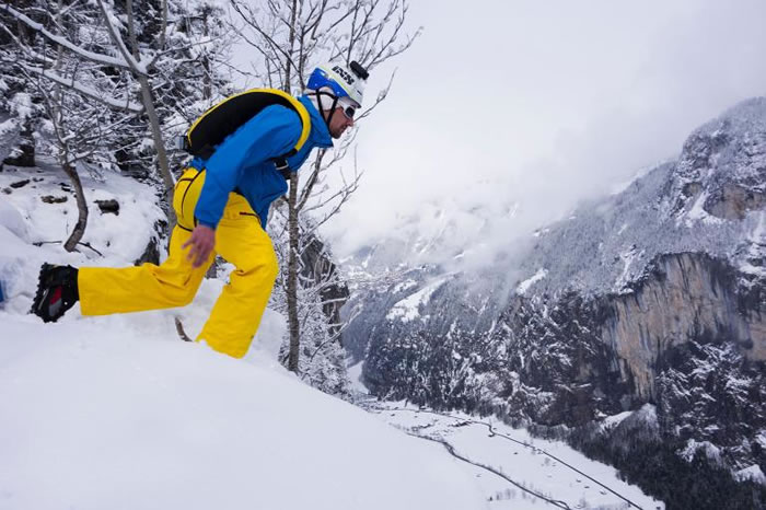 一名定点跳伞员从悬崖跃入深谷。 PHOTOGRAPH BY OLIVER FURRER, ALAMY PHOTOS