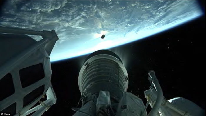 NASA派出探测器Osiris-Rex前往小行星贝努采集样本并送回地球