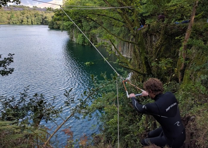 人们在矿场的湖边玩跳崖,惊险万分。