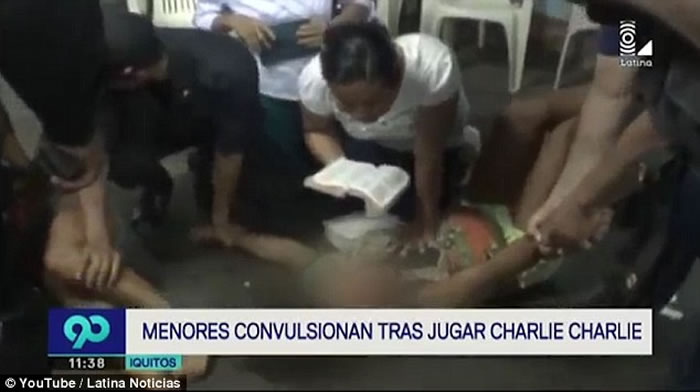 被恶灵缠身的少女发狂大叫