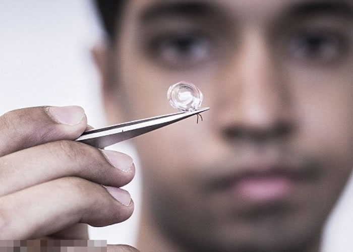 研究团队研发出特制隐形眼镜,利用交互式散射通信监察人体血糖情况。