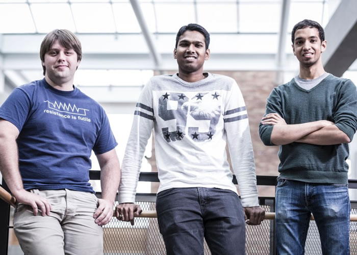 耶尔(右一)和他的团队。