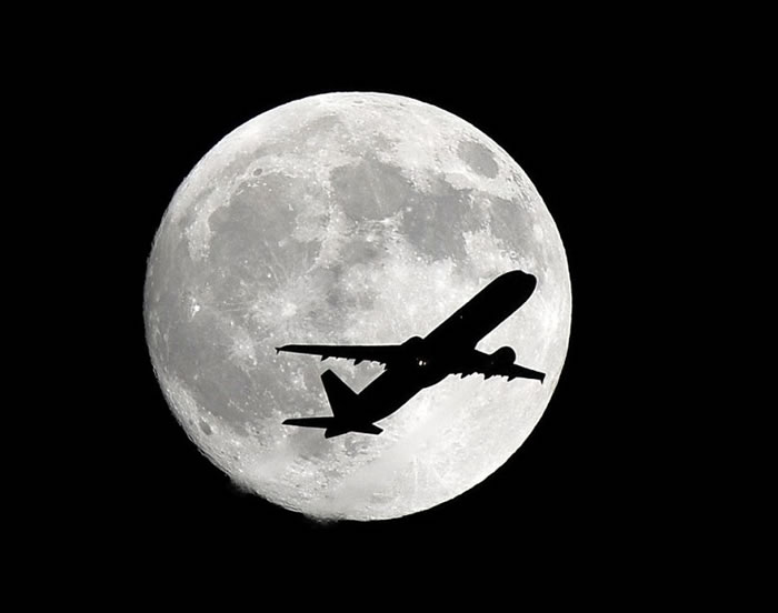 飞机在月圆背景下航行的一幕就如电影片段一样。