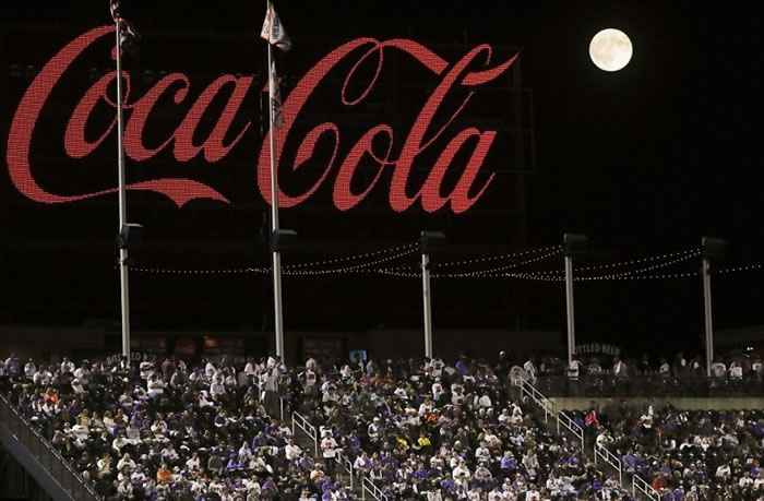 在明亮的灯光下,纽约的满月仍不失其色。