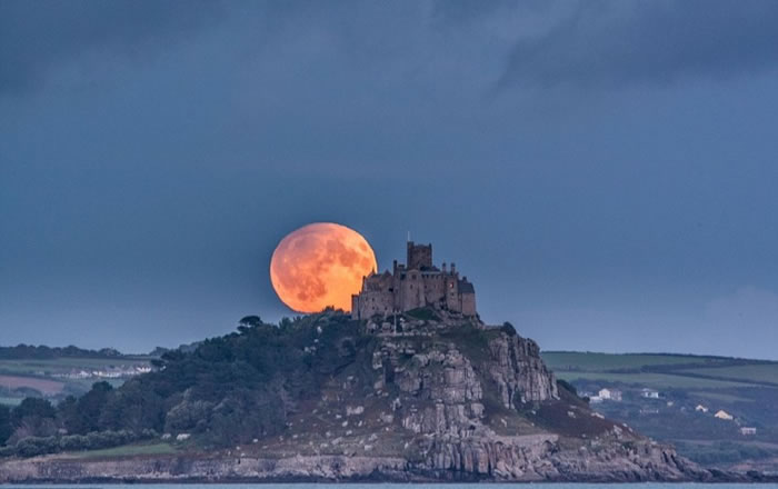 英国有人以城堡为背景拍下美丽月色。