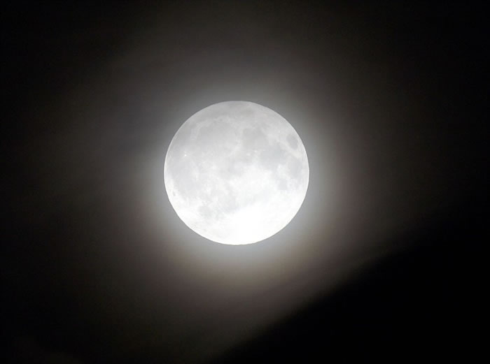 英国埃塞克斯郡的满月在半影月食下依然明亮。