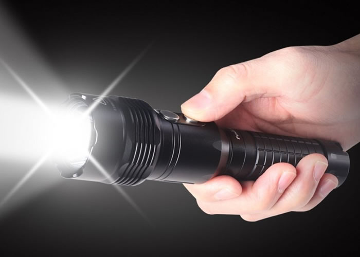 声称全球最光亮的战略级手电筒Shadowhawk X800 亮度为普通电筒一百倍