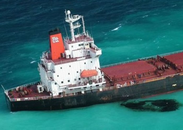 “深能1号”泄漏以吨计高浓度燃油。