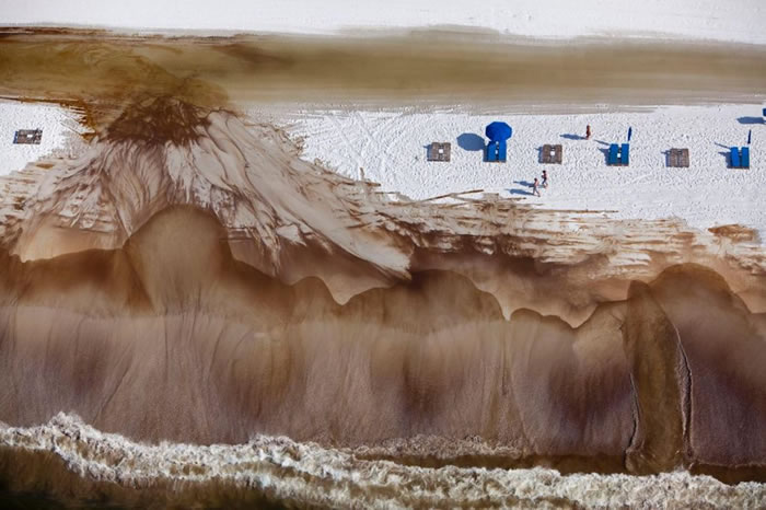 2010�꡸��ˮ��ƽ�ߡ���Deepwater Horizo​​n�����;�©�����͸������������������ݵİ����κ�̲��Orange Beac