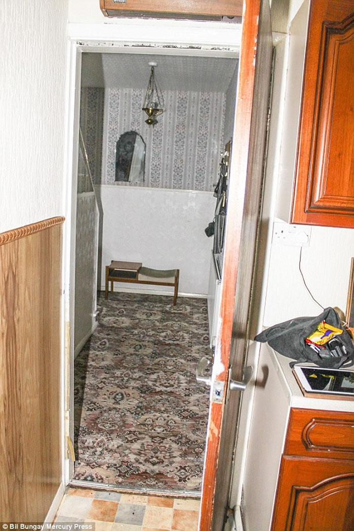 英国幽灵猎人Pete Boulton称在闹鬼大宅拍到猛鬼身影