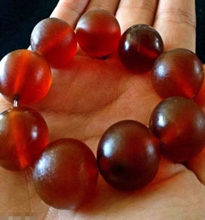 部分大象皮会加工打磨,制成红色珍珠状的首饰。
