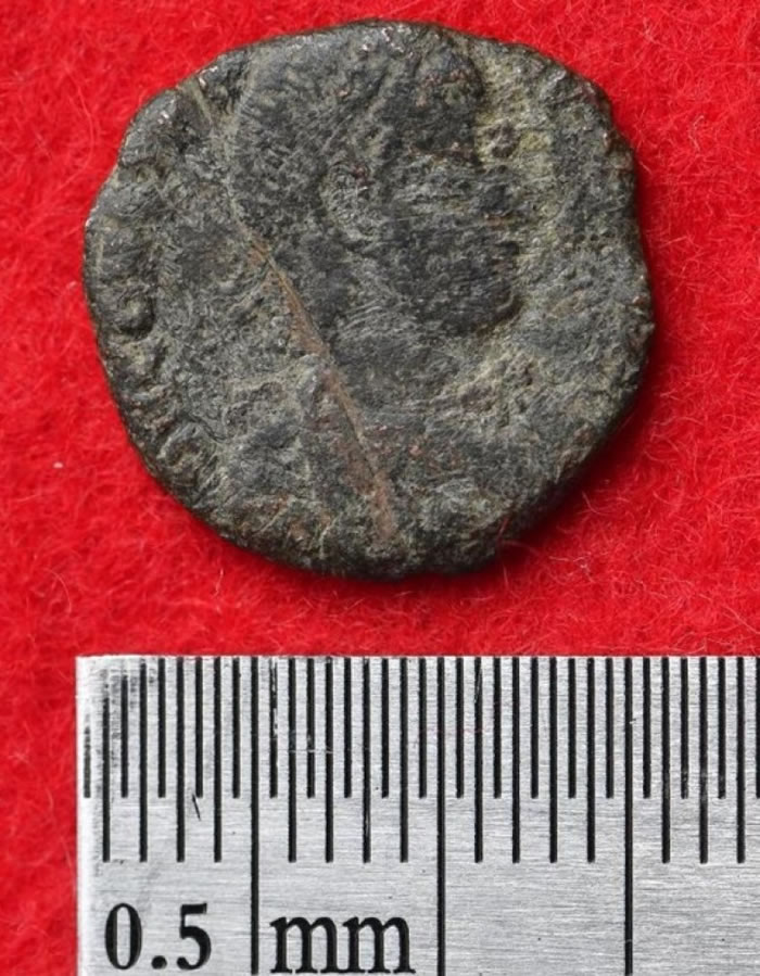 铜币两面的图案与文字已很模糊。