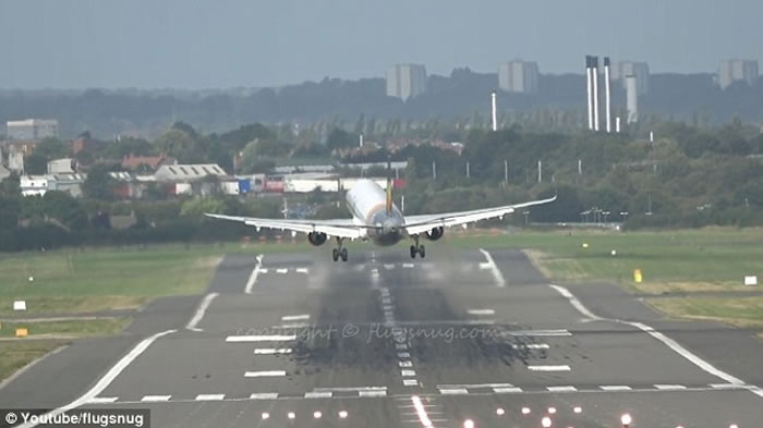 ���пͳ�A321�ͻ�����Ӣ�������������������Ҳ�羪�ս���