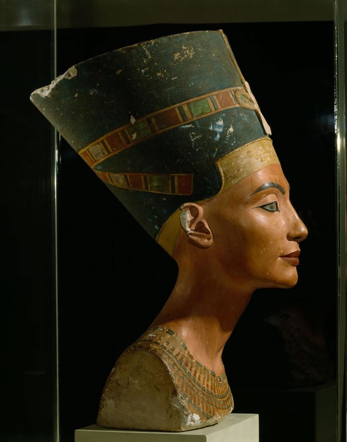 ����Լ�ڹ�Ԫǰ1355����ɵİ����ʺ���ܽ�ٵ٣�Queen Nefertiti��ʯ��������������ױ���Ű����˻ử��Ǧ����ױ�� PHOTOGRAPH BY VIC