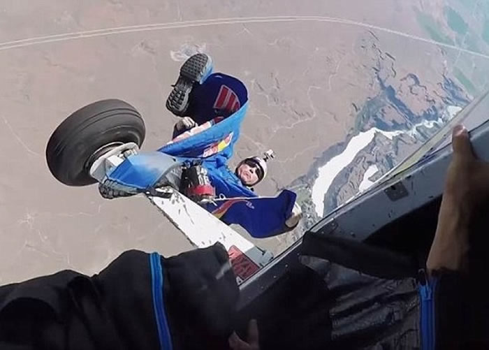 达希尔倒吊半空。