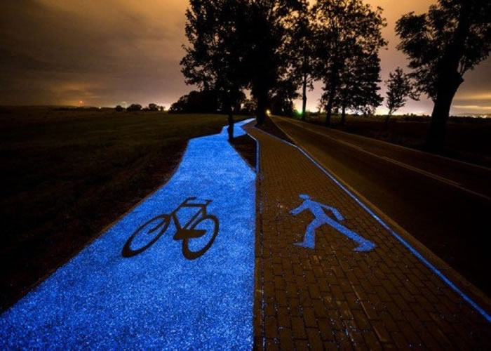 道路会在晚上发出蓝光。