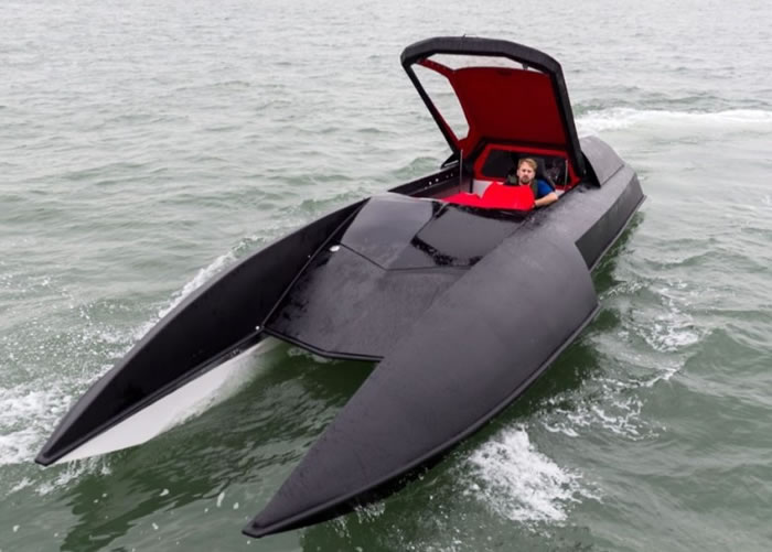 菲利普斯打造的“蝙蝠船”。