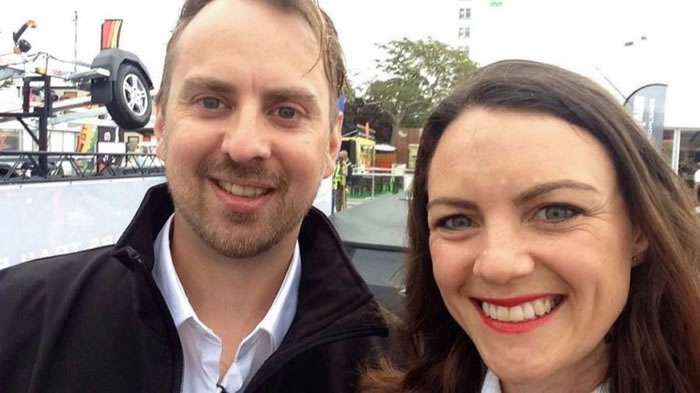 菲利普斯与妻子合照。