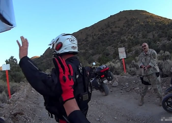 光头迷彩男(右)擎枪指吓发烧友。