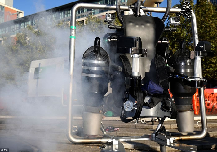 JetPack Aviation公司在英国泰晤士河上空成功试飞最新型的JB-10个人喷射背包
