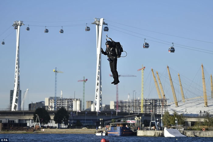 JetPack Aviation公司在英国泰晤士河上空成功试飞最新型的JB-10个人喷射背包