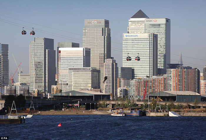 JetPack Aviation公司在英国泰晤士河上空成功试飞最新型的JB-10个人喷射背包