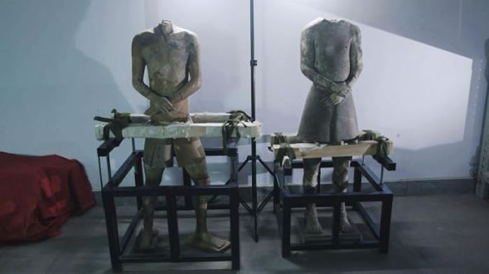 专家认为这两座陶俑是俳优,有些则认为陶俑生动真实的雕刻细节受到希腊艺术的影响。 PHOTOGRAPH BY BROOK LAPPING PRODUCTIONS