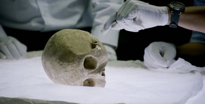 这颗颅骨内卡着一支箭镞,可能是秦始皇其中一位儿子在父亲死后的夺权政争中被谋杀。 PHOTOGRAPH BY BROOK LAPPING PRODUCTIONS