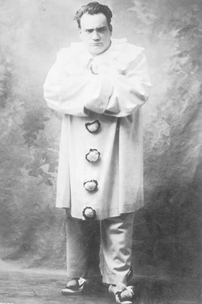 1892�������ĸ�硶��ǡ���Pagliacci ���У����״γ�����ɱ��С�󣬶�����ɫ��1970��80�������������Ļ��� PHOTOGRAPH BY HUL