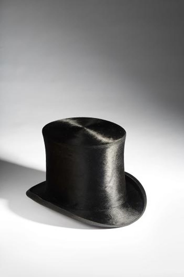 ��1730�����ʼ��ñ����ʹ�ù���������ë��ͼ���ⶥñ��������ʮ�����ͣ���������֮��ȷ�ϣ��ⶥ��ñ�����Ժ��й��ĳɷ֡� PHOTOGRAPH BY RON WO