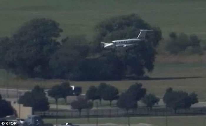 美国小型客机起落架故障 靠机鼻贴地滑行降落