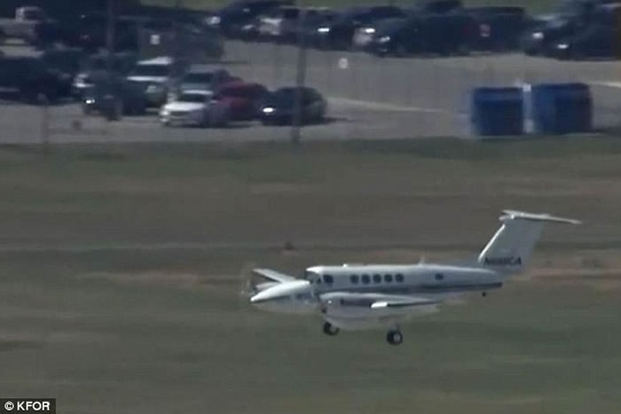 美国小型客机起落架故障 靠机鼻贴地滑行降落