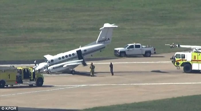 美国小型客机起落架故障 靠机鼻贴地滑行降落