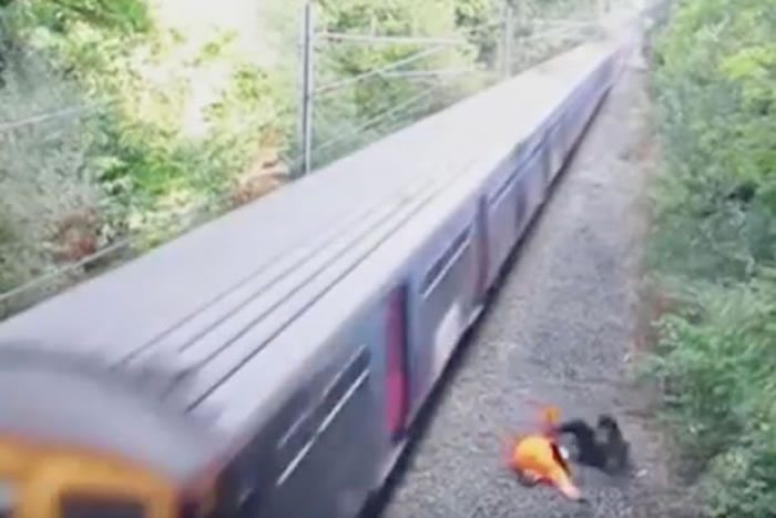 ����Ӣ����·���˷����˾��������� ӰƬ��α����