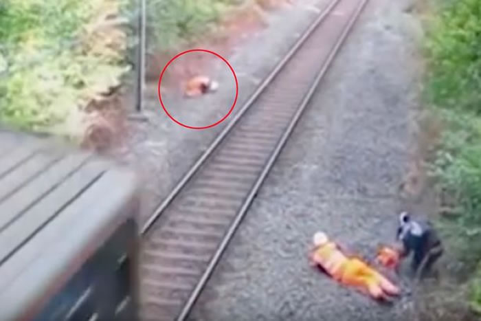 ����Ӣ����·���˷����˾��������� ӰƬ��α����