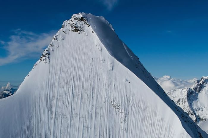 瑞士极限滑雪手Jeremie Heitz在接近垂直的阿尔卑斯山脉高峰向下滑
