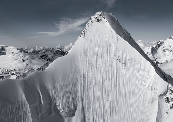 瑞士极限滑雪手Jeremie Heitz在接近垂直的阿尔卑斯山脉高峰向下滑