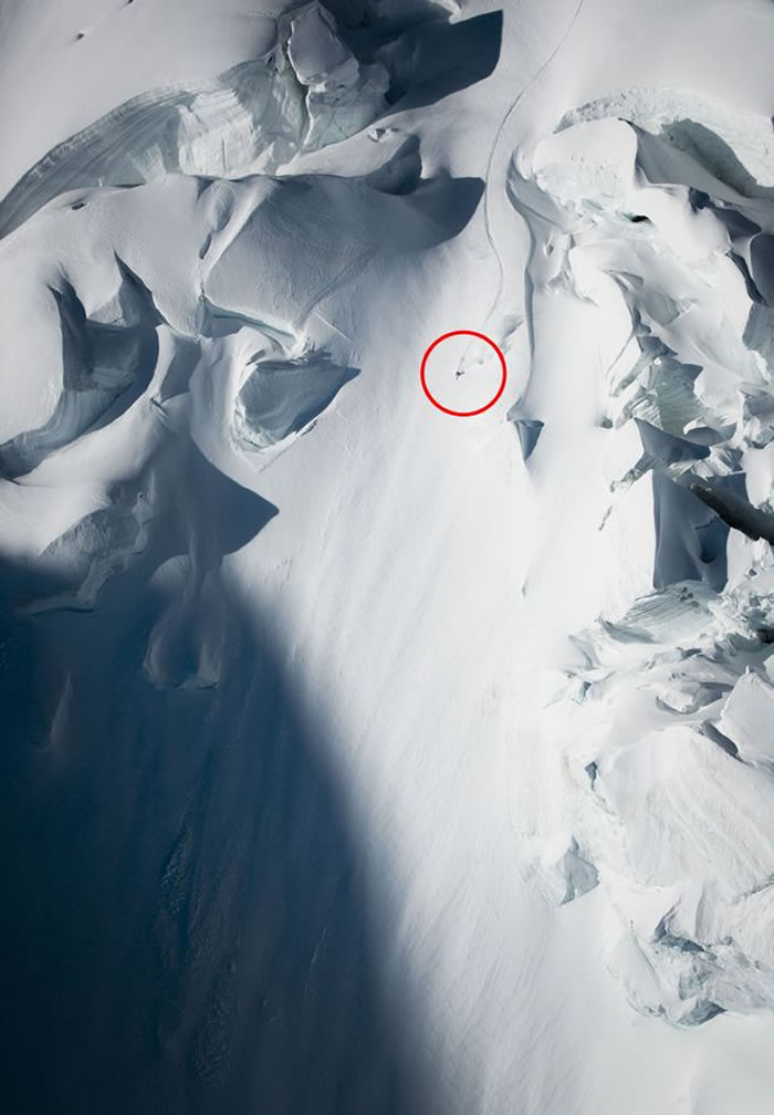 瑞士极限滑雪手Jeremie Heitz在接近垂直的阿尔卑斯山脉高峰向下滑