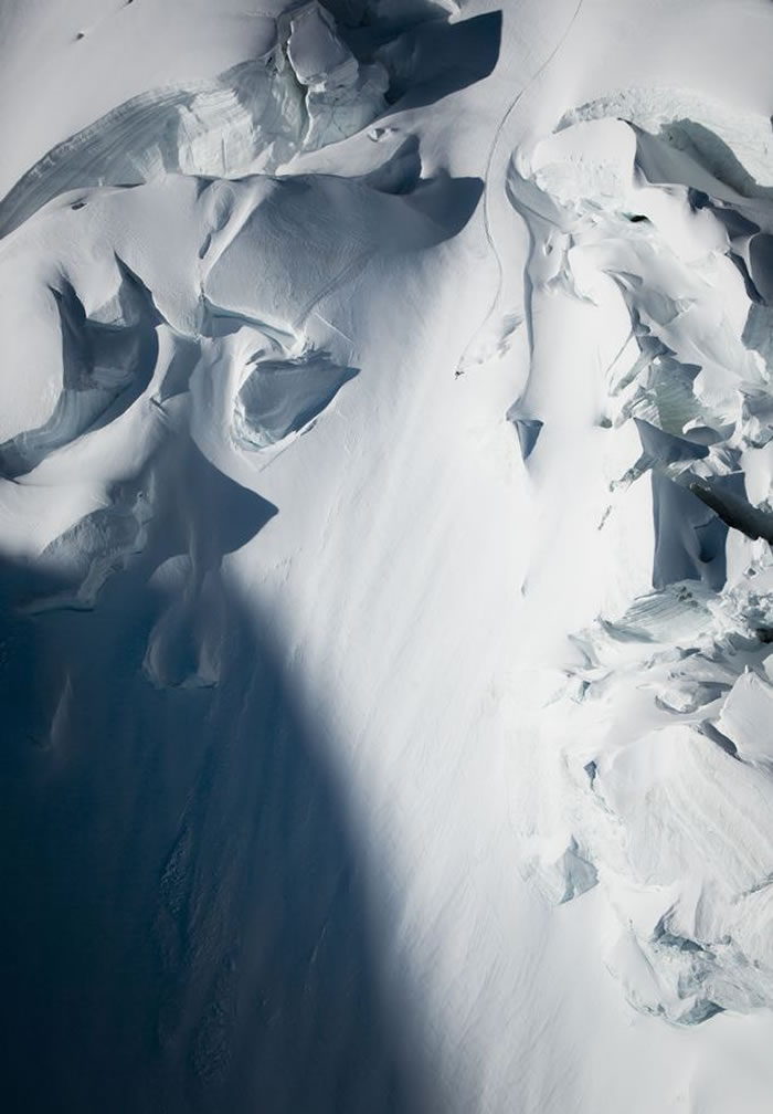 瑞士极限滑雪手Jeremie Heitz在接近垂直的阿尔卑斯山脉高峰向下滑