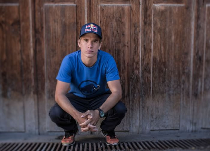 瑞士极限滑雪手Jeremie Heitz在接近垂直的阿尔卑斯山脉高峰向下滑